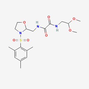 B2893655 N1-(2,2-dimethoxyethyl)-N2-((3-(mesitylsulfonyl)oxazolidin-2-yl)methyl)oxalamide CAS No. 868982-77-8