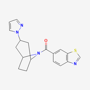 molecular formula C18H18N4OS B2893784 ((1R,5S)-3-(1H-pyrazol-1-yl)-8-azabicyclo[3.2.1]octan-8-yl)(benzo[d]thiazol-6-yl)methanone CAS No. 2319848-48-9