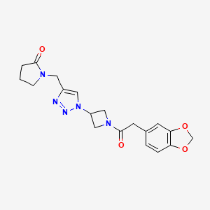 molecular formula C19H21N5O4 B2894517 1-((1-(1-(2-(苯并[d][1,3]二氧杂环-5-基)乙酰)氮杂环丁烷-3-基)-1H-1,2,3-三唑-4-基)甲基)吡咯烷-2-酮 CAS No. 2034407-38-8