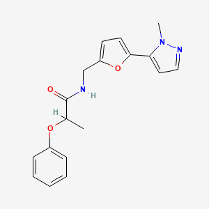 molecular formula C18H19N3O3 B2895994 N-[[5-(2-Methylpyrazol-3-yl)furan-2-yl]methyl]-2-phenoxypropanamide CAS No. 2415539-99-8