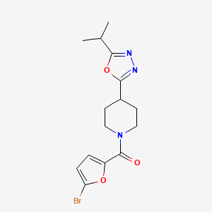 molecular formula C15H18BrN3O3 B2897016 (5-Bromofuran-2-yl)(4-(5-isopropyl-1,3,4-oxadiazol-2-yl)piperidin-1-yl)methanone CAS No. 1210708-97-6