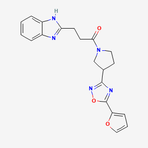 molecular formula C20H19N5O3 B2897040 3-(1H-benzo[d]imidazol-2-yl)-1-(3-(5-(furan-2-yl)-1,2,4-oxadiazol-3-yl)pyrrolidin-1-yl)propan-1-one CAS No. 2034371-55-4