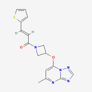 (2E)-1-[3-({5-methyl-[1,2,4]triazolo[1,5-a]pyrimidin-7-yl}oxy)azetidin-1-yl]-3-(thiophen-2-yl)prop-2-en-1-one