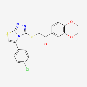 2-{[5-(4-Chlorophenyl)-[1,2,4]triazolo[3,4-b][1,3]thiazol-3-yl]sulfanyl}-1-(2,3-dihydro-1,4-benzodioxin-6-yl)ethan-1-one