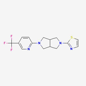 molecular formula C15H15F3N4S B2902822 2-[5-(1,3-Thiazol-2-yl)-octahydropyrrolo[3,4-c]pyrrol-2-yl]-5-(trifluoromethyl)pyridine CAS No. 2415630-56-5