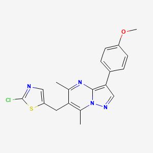 molecular formula C19H17ClN4OS B2908952 2-Chloro-5-{[3-(4-methoxyphenyl)-5,7-dimethylpyrazolo[1,5-a]pyrimidin-6-yl]methyl}-1,3-thiazole CAS No. 860650-86-8