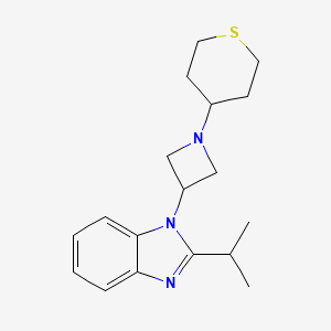 molecular formula C18H25N3S B2911548 2-Propan-2-yl-1-[1-(thian-4-yl)azetidin-3-yl]benzimidazole CAS No. 2415465-47-1