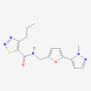 molecular formula C15H17N5O2S B2913827 N-[[5-(2-Methylpyrazol-3-yl)furan-2-yl]methyl]-4-propylthiadiazole-5-carboxamide CAS No. 2415490-51-4