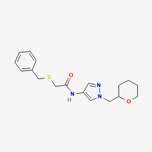 molecular formula C18H23N3O2S B2915295 2-(苄硫基)-N-(1-((四氢-2H-吡喃-2-基)甲基)-1H-吡唑-4-基)乙酰胺 CAS No. 2034372-93-3