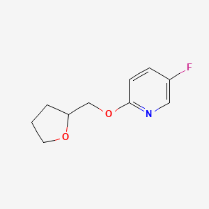 molecular formula C10H12FNO2 B2915366 5-氟-2-[(氧杂环-2-基)甲氧基]吡啶 CAS No. 2201691-88-3