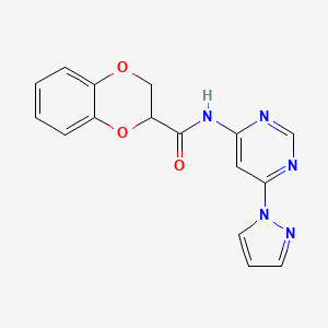 molecular formula C16H13N5O3 B2917282 N-(6-(1H-吡唑-1-基)嘧啶-4-基)-2,3-二氢苯并[b][1,4]二噁英-2-甲酰胺 CAS No. 1428380-71-5