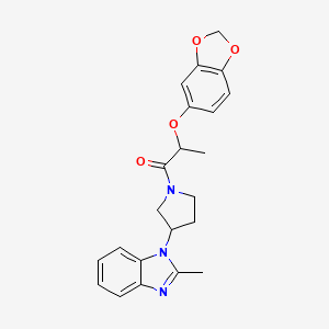 molecular formula C22H23N3O4 B2918537 2-(苯并[d][1,3]二氧杂环-5-氧基)-1-(3-(2-甲基-1H-苯并[d]咪唑-1-基)吡咯烷-1-基)丙烷-1-酮 CAS No. 2034385-84-5