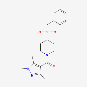 molecular formula C19H25N3O3S B2922098 (4-(benzylsulfonyl)piperidin-1-yl)(1,3,5-trimethyl-1H-pyrazol-4-yl)methanone CAS No. 2034234-29-0