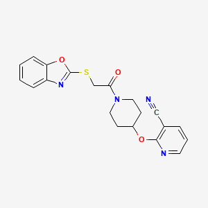molecular formula C20H18N4O3S B2923475 2-((1-(2-(苯并[d]恶唑-2-硫基)乙酰)哌啶-4-基)氧基)烟腈 CAS No. 1797589-74-2