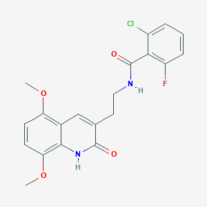 molecular formula C20H18ClFN2O4 B2923848 2-氯-N-[2-(5,8-二甲氧基-2-氧代-1H-喹啉-3-基)乙基]-6-氟苯甲酰胺 CAS No. 851403-62-8
