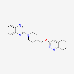 molecular formula C22H25N5O B2925959 3-((1-(Quinoxalin-2-yl)piperidin-4-yl)methoxy)-5,6,7,8-tetrahydrocinnoline CAS No. 2319635-53-3