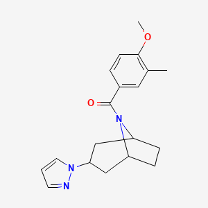 molecular formula C19H23N3O2 B2926102 ((1R,5S)-3-(1H-吡唑-1-基)-8-氮杂双环[3.2.1]辛-8-基)(4-甲氧基-3-甲基苯基)甲酮 CAS No. 2309189-84-0