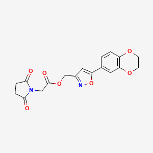 molecular formula C18H16N2O7 B2928032 (5-(2,3-二氢苯并[b][1,4]二氧杂环-6-基)异恶唑-3-基)甲基 2-(2,5-二氧代吡咯烷-1-基)乙酸酯 CAS No. 1203105-87-6