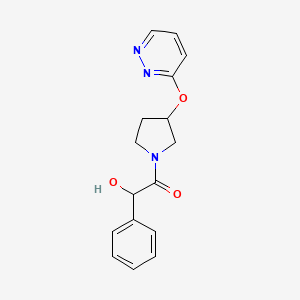 2-Hydroxy-2-phenyl-1-(3-(pyridazin-3-yloxy)pyrrolidin-1-yl)ethanone