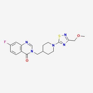 molecular formula C18H20FN5O2S B2928351 7-Fluoro-3-[[1-[3-(methoxymethyl)-1,2,4-thiadiazol-5-yl]piperidin-4-yl]methyl]quinazolin-4-one CAS No. 2415487-90-8