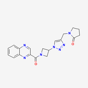 molecular formula C19H19N7O2 B2929386 1-((1-(1-(喹喔啉-2-羰基)氮杂环丁基-3-基)-1H-1,2,3-三唑-4-基)甲基)吡咯烷-2-酮 CAS No. 2034250-51-4