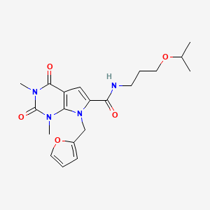 molecular formula C20H26N4O5 B2930129 7-(呋喃-2-基甲基)-1,3-二甲基-2,4-二氧代-N-[3-(丙烷-2-yloxy)丙基]-2,3,4,7-四氢-1H-吡咯并[2,3-d]嘧啶-6-甲酰胺 CAS No. 1049404-45-6