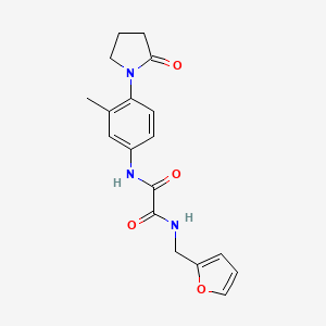 molecular formula C18H19N3O4 B2934968 N1-(furan-2-ylmethyl)-N2-(3-methyl-4-(2-oxopyrrolidin-1-yl)phenyl)oxalamide CAS No. 942012-21-7