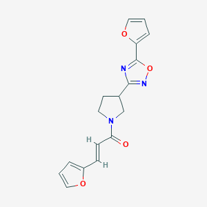 molecular formula C17H15N3O4 B2935973 (E)-3-(呋喃-2-基)-1-(3-(5-(呋喃-2-基)-1,2,4-噁二唑-3-基)吡咯烷-1-基)丙-2-烯-1-酮 CAS No. 2035004-42-1