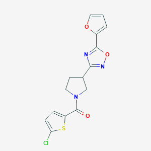 molecular formula C15H12ClN3O3S B2936776 (5-氯噻吩-2-基)(3-(5-(呋喃-2-基)-1,2,4-恶二唑-3-基)吡咯烷-1-基)甲苯酮 CAS No. 2034414-81-6