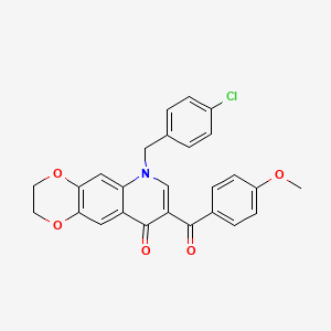 molecular formula C26H20ClNO5 B2938860 6-[(4-chlorophenyl)methyl]-8-(4-methoxybenzoyl)-2H,3H,6H,9H-[1,4]dioxino[2,3-g]quinolin-9-one CAS No. 904433-01-8
