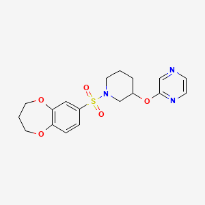 molecular formula C18H21N3O5S B2939057 2-((1-((3,4-二氢-2H-苯并[b][1,4]二氧杂环-7-基)磺酰基)哌啶-3-基)氧基)吡嗪 CAS No. 2034485-20-4