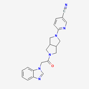 molecular formula C21H20N6O B2941155 6-[5-[2-(Benzimidazol-1-yl)acetyl]-1,3,3a,4,6,6a-hexahydropyrrolo[3,4-c]pyrrol-2-yl]pyridine-3-carbonitrile CAS No. 2415511-07-6