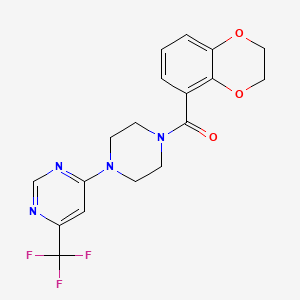 molecular formula C18H17F3N4O3 B2942374 (2,3-Dihydrobenzo[b][1,4]dioxin-5-yl)(4-(6-(trifluoromethyl)pyrimidin-4-yl)piperazin-1-yl)methanone CAS No. 2034262-29-6