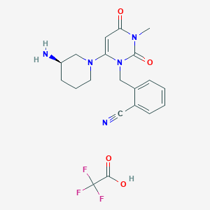 molecular formula C20H22F3N5O4 B2943225 (R)-2-((6-(3-氨基哌啶-1-基)-3-甲基-2,4-二氧代-3,4-二氢嘧啶-1(2H)-基)甲基)苯甲腈 2,2,2-三氟乙酸盐 CAS No. 1246610-76-3