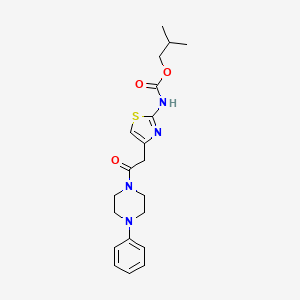 molecular formula C20H26N4O3S B2943922 异丁基(4-(2-氧代-2-(4-苯基哌嗪-1-基)乙基)噻唑-2-基)氨基甲酸酯 CAS No. 946237-05-4