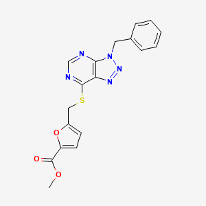 molecular formula C18H15N5O3S B2946662 methyl 5-(((3-benzyl-3H-[1,2,3]triazolo[4,5-d]pyrimidin-7-yl)thio)methyl)furan-2-carboxylate CAS No. 896678-13-0