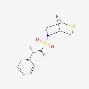 molecular formula C13H15NO2S2 B2947885 (E)-5-(苯乙烯基磺酰基)-2-硫代-5-氮杂双环[2.2.1]庚烷 CAS No. 2035021-56-6