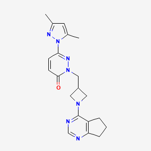 2-[(1-{5H,6H,7H-cyclopenta[d]pyrimidin-4-yl}azetidin-3-yl)methyl]-6-(3,5-dimethyl-1H-pyrazol-1-yl)-2,3-dihydropyridazin-3-one