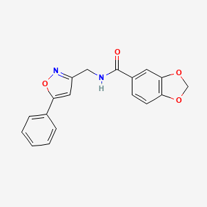 molecular formula C18H14N2O4 B2952623 N-((5-苯基异恶唑-3-基)甲基)苯并[d][1,3]二氧杂环-5-甲酰胺 CAS No. 946343-97-1