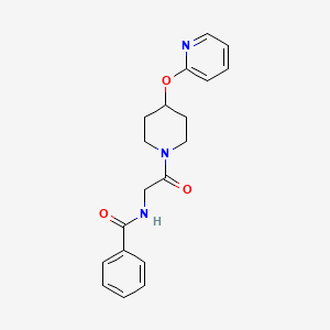 molecular formula C19H21N3O3 B2954610 N-(2-氧代-2-(4-(吡啶-2-氧基)哌啶-1-基)乙基)苯甲酰胺 CAS No. 1448063-59-9