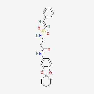 molecular formula C23H26N2O5S B2954617 3-[[(E)-2-苯乙烯基]磺酰氨基]-N-螺[1,3-苯二氧杂环-2,1'-环己烷]-5-基丙酰胺 CAS No. 1110947-93-7