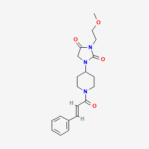 1-(1-Cinnamoylpiperidin-4-yl)-3-(2-methoxyethyl)imidazolidine-2,4-dione