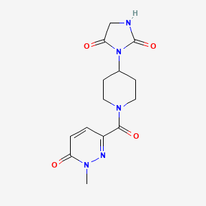 molecular formula C14H17N5O4 B2955379 3-(1-(1-甲基-6-氧代-1,6-二氢嘧啶-3-甲酰基)哌啶-4-基)咪唑烷-2,4-二酮 CAS No. 2034358-68-2