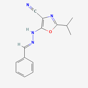 molecular formula C14H14N4O B2955405 (E)-5-(2-benzylidenehydrazinyl)-2-isopropyloxazole-4-carbonitrile CAS No. 620584-63-6