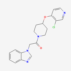 B2955807 2-(1H-benzo[d]imidazol-1-yl)-1-(4-((3-chloropyridin-4-yl)oxy)piperidin-1-yl)ethanone CAS No. 2034302-15-1