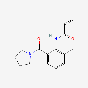 molecular formula C15H18N2O2 B2957622 N-[2-Methyl-6-(pyrrolidine-1-carbonyl)phenyl]prop-2-enamide CAS No. 2305385-29-7
