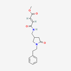 molecular formula C18H22N2O4 B2957640 甲基 (E)-4-氧代-4-[[5-氧代-1-(2-苯乙基)吡咯烷-3-基]甲基氨基]丁-2-烯酸酯 CAS No. 2411338-29-7