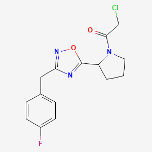 molecular formula C15H15ClFN3O2 B2959475 2-Chloro-1-[2-[3-[(4-fluorophenyl)methyl]-1,2,4-oxadiazol-5-yl]pyrrolidin-1-yl]ethanone CAS No. 2411259-95-3
