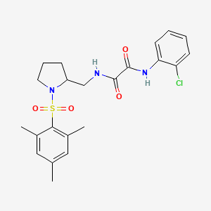 B2959725 N1-(2-chlorophenyl)-N2-((1-(mesitylsulfonyl)pyrrolidin-2-yl)methyl)oxalamide CAS No. 896284-85-8
