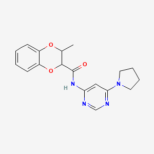 molecular formula C18H20N4O3 B2959991 3-甲基-N-(6-(吡咯烷-1-基)嘧啶-4-基)-2,3-二氢苯并[b][1,4]二噁英-2-甲酰胺 CAS No. 1421584-10-2